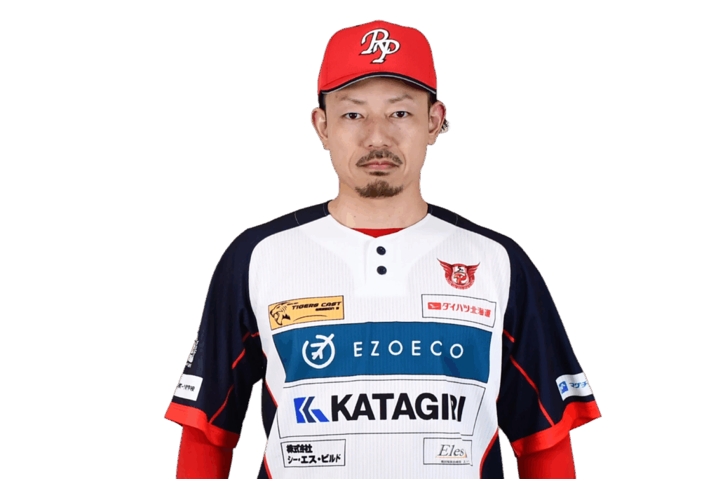 背番号87の花岡　達也コーチがユニフォーム姿で正面を向いている